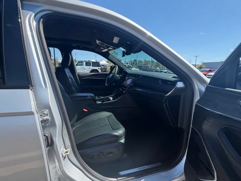 Used 2023 Jeep Grand Cherokee Overland AWD/4WD image 49
