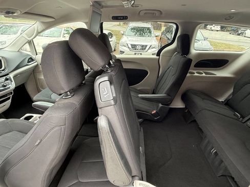 Used 2017 Chrysler Pacifica Touring FWD image 43