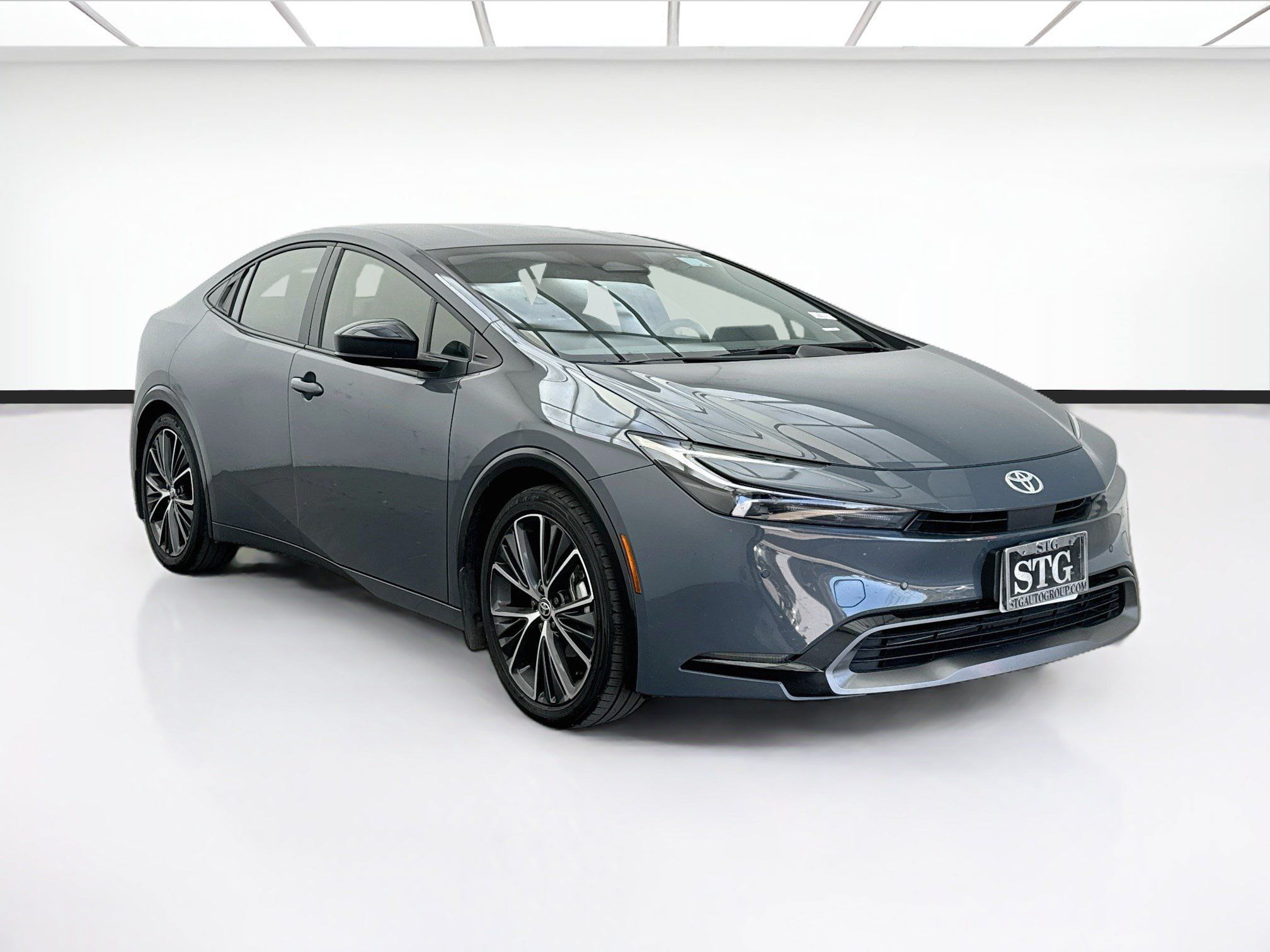 Used 2025 Toyota Prius XLE FWD image 3