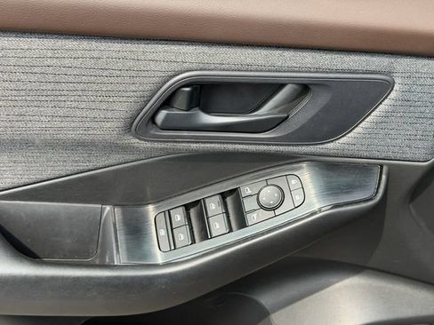 Used 2023 Nissan Rogue S AWD/4WD image 19