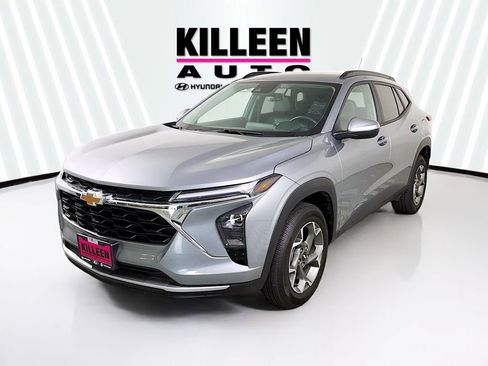 Used 2025 Chevrolet Trax LT w/ LT Convenience Package FWD image 3