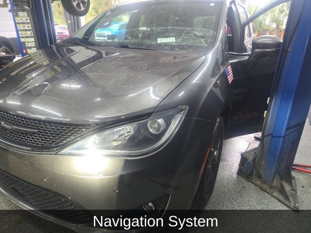 Used 2018 Chrysler Pacifica Limited w/ Advanced Safetytec Group FWD image 4