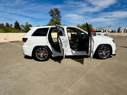 Used 2014 Jeep Grand Cherokee SRT8 w/ Luxury Group II AWD/4WD image 38