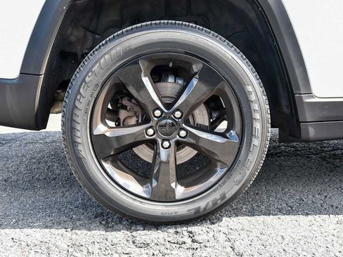 Used 2023 Jeep Grand Cherokee Altitude AWD/4WD image 12