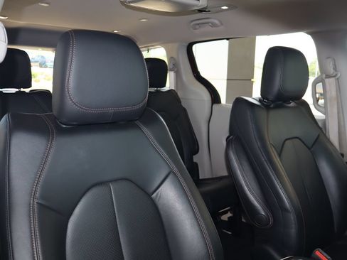 Used 2018 Chrysler Pacifica Touring-L w/ Premium Audio Group FWD image 46