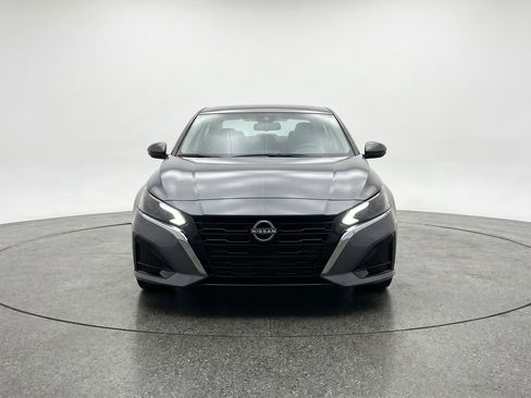 Used 2025 Nissan Altima 2.5 SV FWD image 2