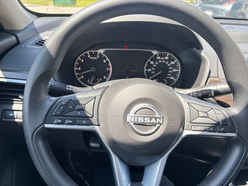 Used 2025 Nissan Altima 2.5 SV FWD image 34