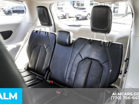 Used 2023 Chrysler Pacifica Touring-L FWD image 23