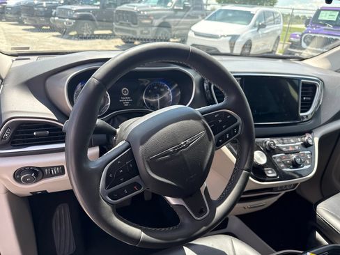 Used 2023 Chrysler Pacifica Touring-L FWD image 10