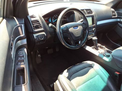 Used 2017 Ford Explorer XLT w/ Equipment Group 202A AWD/4WD image 9
