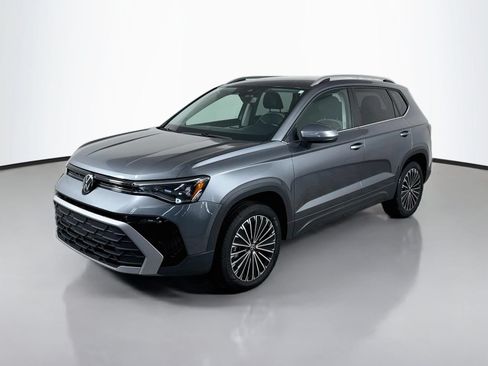 Used 2025 Volkswagen Taos SE FWD image 1