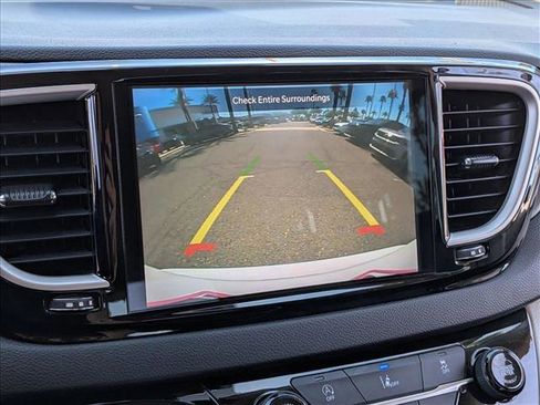 Used 2022 Chrysler Pacifica Touring-L image 19