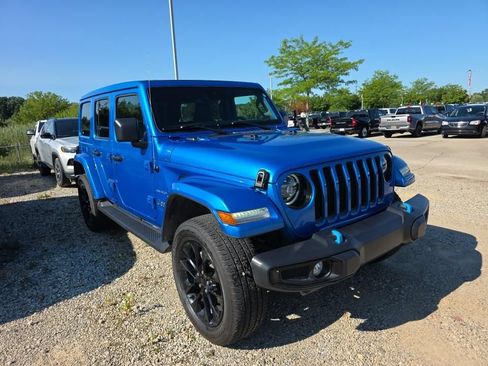 Used 2022 Jeep Wrangler Unlimited Sahara w/ Cold Weather Group AWD/4WD image 1