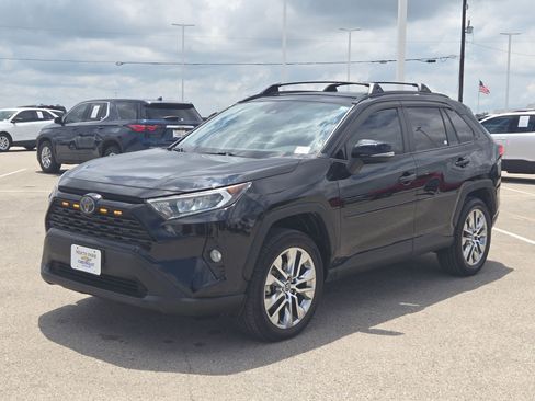 Used 2020 Toyota RAV4 XLE Premium FWD image 7