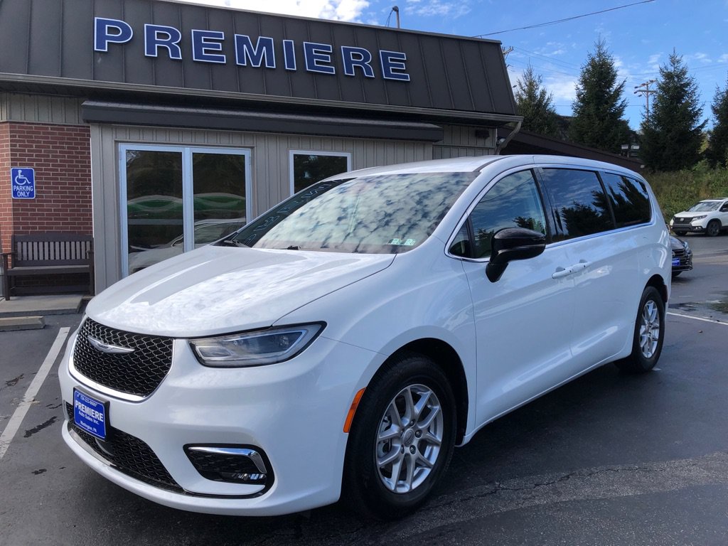 Used 2024 Chrysler Pacifica Touring-L FWD image 10