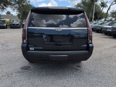 Used 2019 Cadillac Escalade ESV Premium Luxury RWD image 4