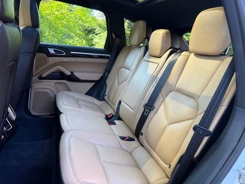 Used 2018 Porsche Cayenne Platinum Edition AWD/4WD image 25