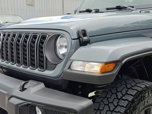Used 2024 Jeep Gladiator Sport AWD/4WD image 6