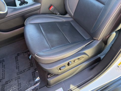 Used 2022 GMC Yukon XL SLT w/ SLT Luxury Package image 11