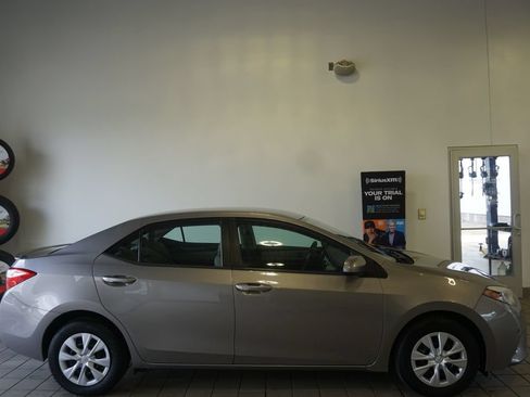 Used 2015 Toyota Corolla LE FWD image 2