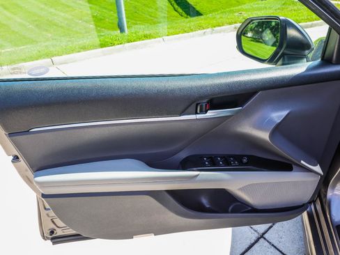 Used 2018 Toyota Camry SE FWD image 33