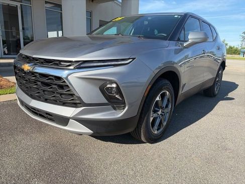 Used 2025 Chevrolet Blazer LT FWD image 3