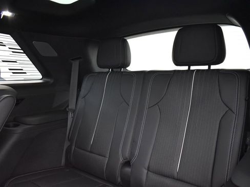 New 2026 Cadillac Vistiq Sport w/ LPO, Floor Liner Package image 32