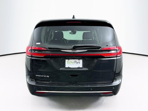 Used 2023 Chrysler Pacifica Touring-L FWD image 7