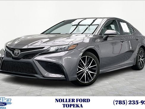 Used 2022 Toyota Camry SE image 1