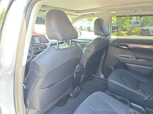 Used 2021 Toyota Highlander Platinum AWD/4WD image 16