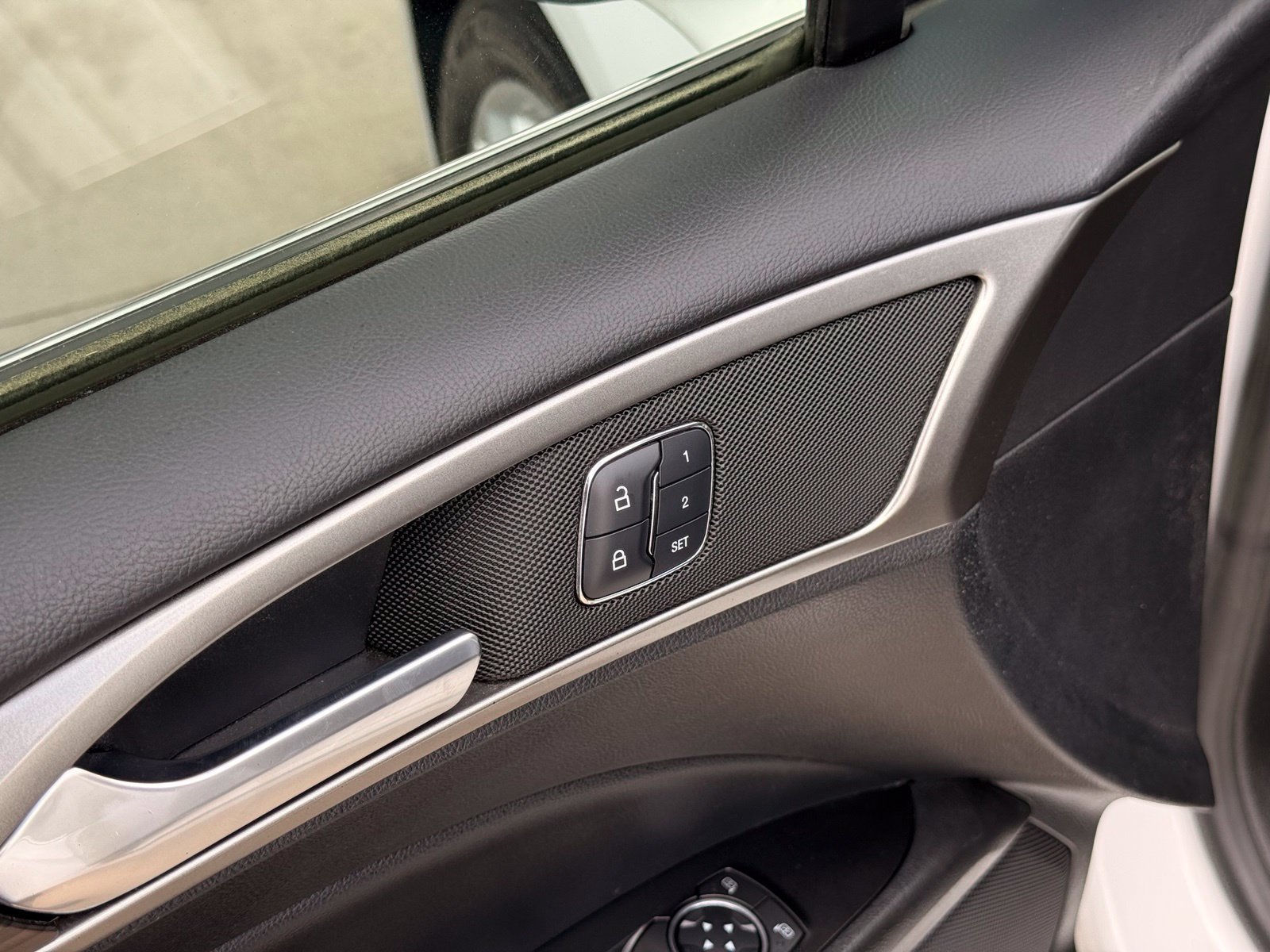 Used 2018 Ford Fusion SE w/ Equipment Group 602A FWD image 16