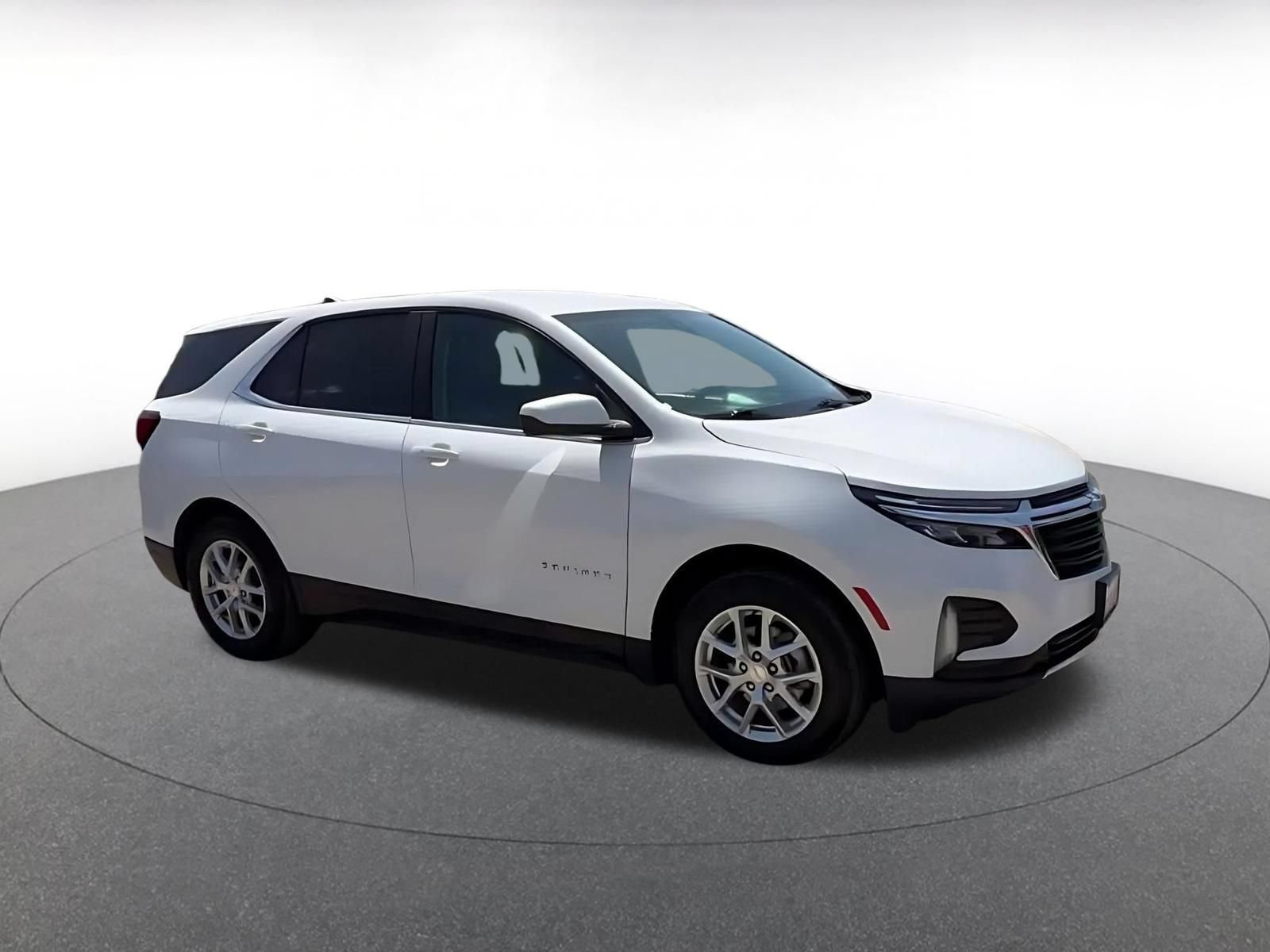 Used 2024 Chevrolet Equinox LT FWD image 2