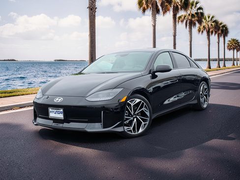 Used 2025 Hyundai Ioniq 6 SEL RWD image 2