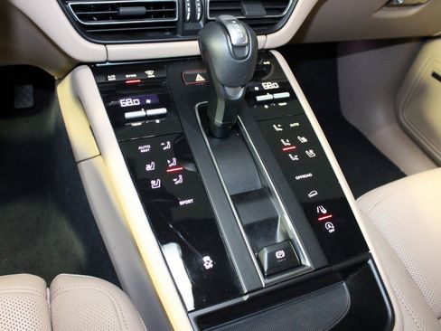 Used 2025 Porsche Macan w/ Premium Package Plus image 31