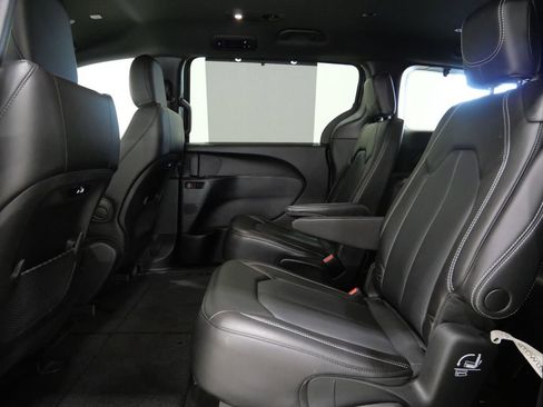 Used 2023 Chrysler Pacifica Touring-L w/ S Appearance Package FWD image 23