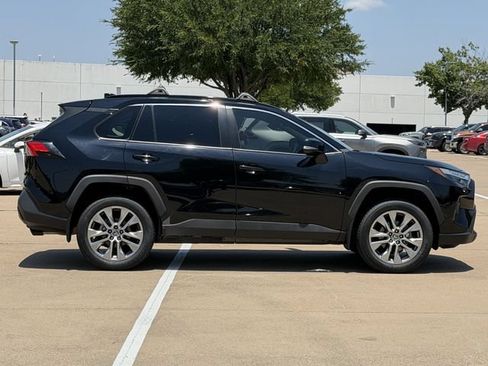 Used 2022 Toyota RAV4 XLE Premium FWD image 4