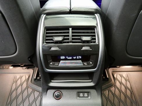 Used 2022 BMW X7 xDrive40i w/ Cold Weather Package image 22