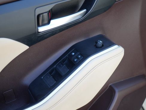 Used 2022 Toyota Highlander XLE FWD image 14