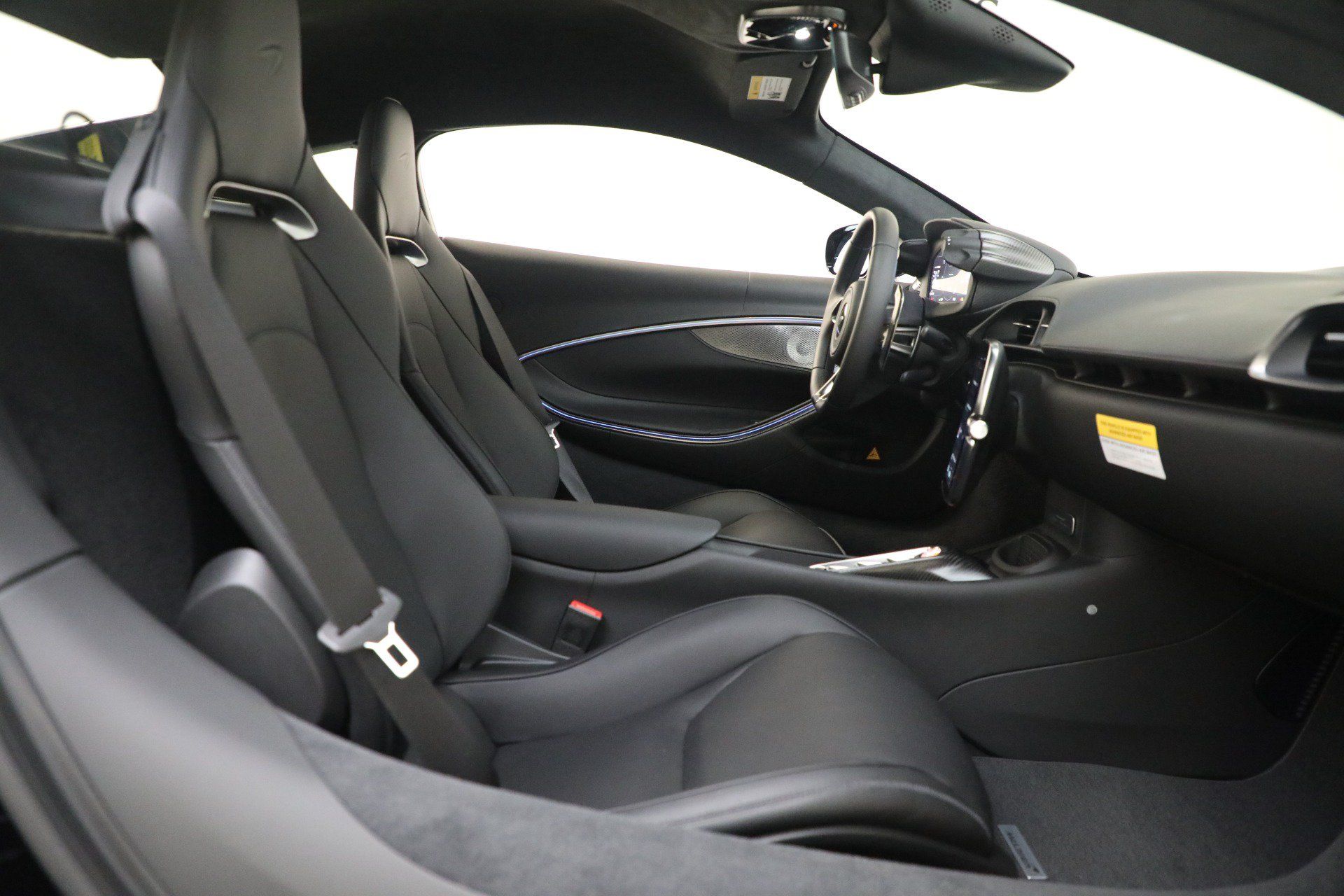 Used 2025 McLaren Artura RWD image 22