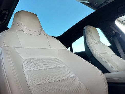 Used 2022 Porsche Taycan image 19