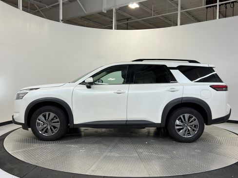 Used 2024 Nissan Pathfinder SV image 4