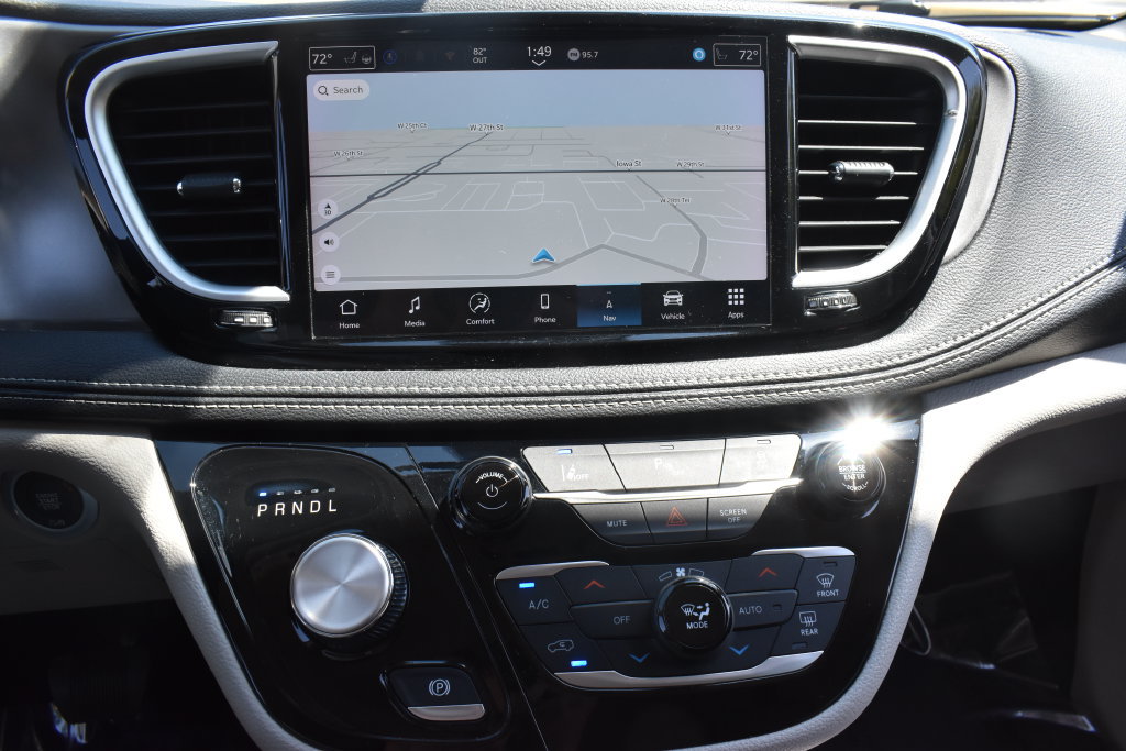 Used 2024 Chrysler Pacifica Limited FWD image 24