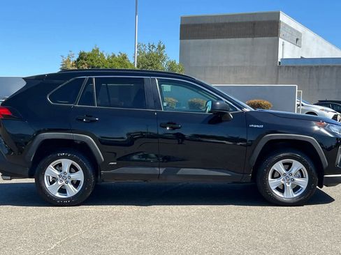 Used 2021 Toyota RAV4 LE AWD/4WD image 6