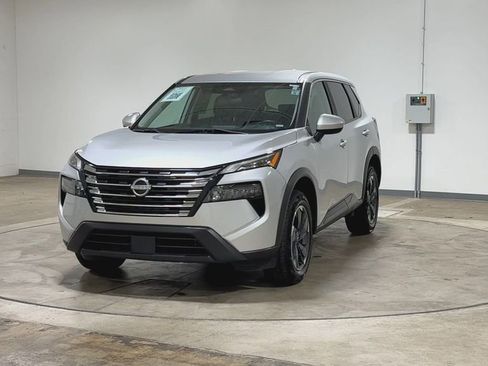 Used 2024 Nissan Rogue SV FWD image 3