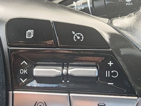 Used 2021 Hyundai Elantra Limited image 9