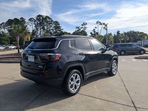 Used 2024 Jeep Compass Latitude AWD/4WD image 3
