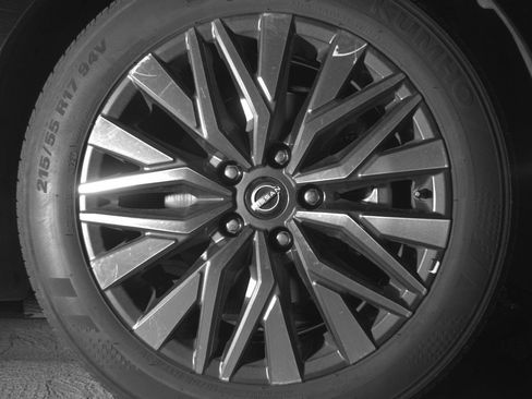 Used 2025 Nissan Altima 2.5 SV FWD image 13