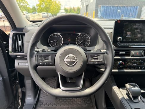 Used 2025 Nissan Pathfinder S AWD/4WD image 17