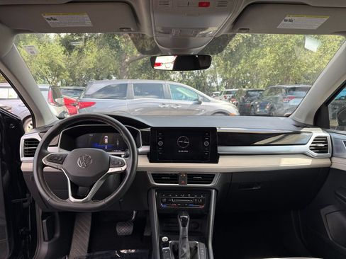 Used 2025 Volkswagen Taos SE FWD image 32