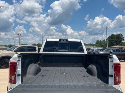 New 2026 RAM 3500 Laramie AWD/4WD image 10
